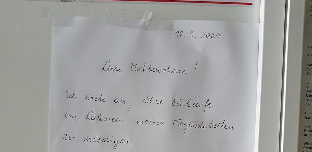 In  Mehrparteienhäuser wie etwa hier in Linz-Urfahr bieten sich Mitbewohner gegenseitig Hilfe an. 