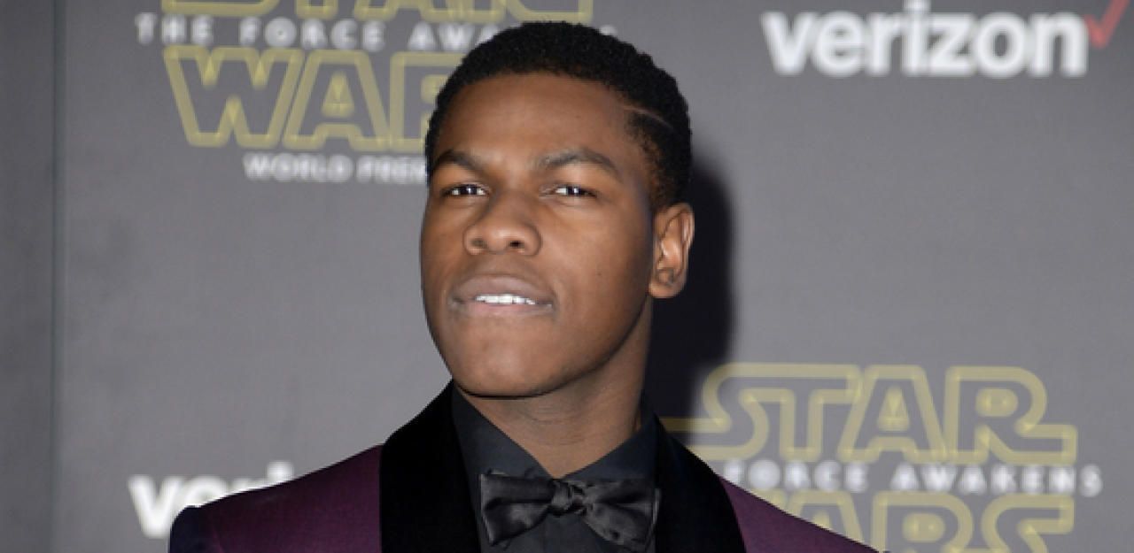 Heute.at - John Boyega zeigt neues Pacific Rim-Plakat