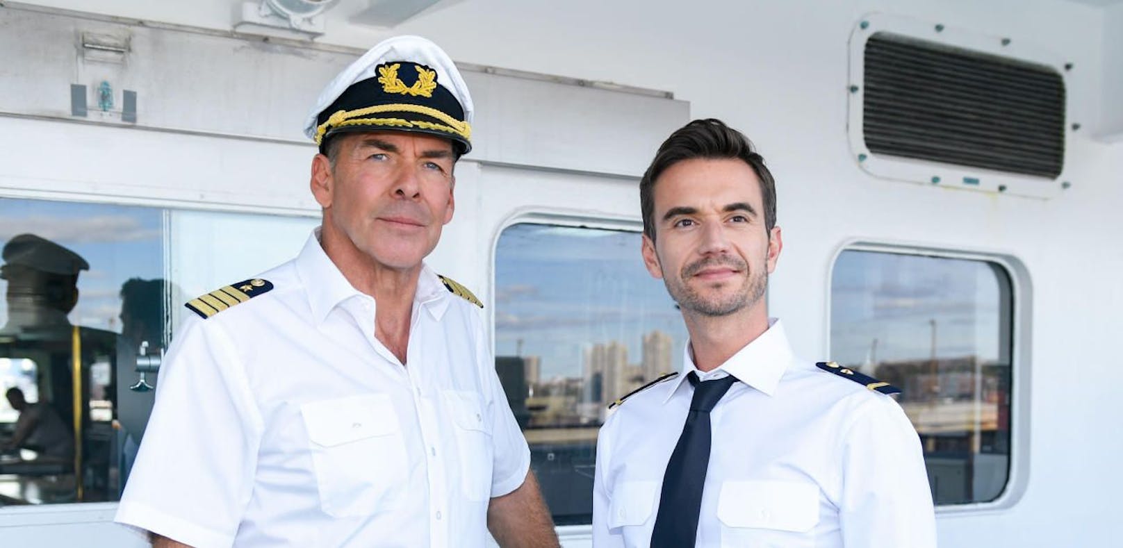 Sascha Hehn (li., als Kapitän Victor Burger) und Florian Silbereisen (als Florian Barner) in &quot;Das Traumschiff - Tansania&quot;