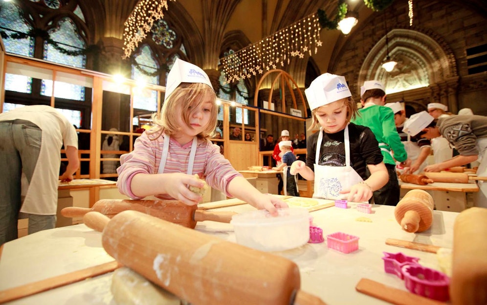 Im Wiener Rathaus wird endlich wieder gebacken. Nach dem Ende der Bauarbeiten an der Fassade kehrt während des Wiener Weihnachtstraums 2018 die Kinder-Backstube in die Volkshalle zurück. 