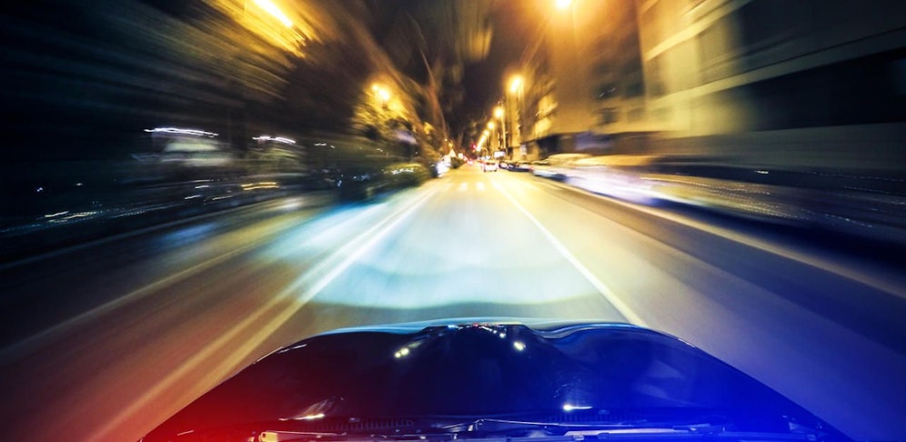 Ein 16-Jähriger raste mit 150 km/h durchs Ortsgebiet und gefährdete mehrere Fußgänger (Symbolbild).