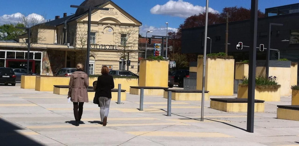 Die junge Frau (re.) bespricht mit ihrer Bewährungshelferin das Urteil.