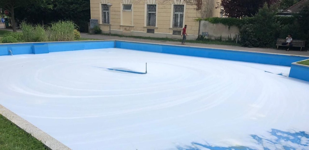 Der Teich nachdem die Fontäne abgedreht wurde. 