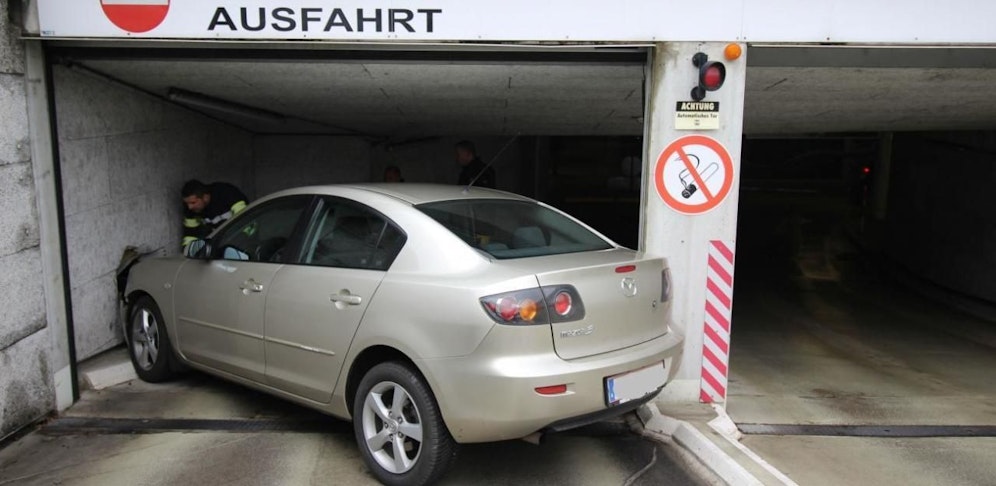 Das Auto steckte in der Wand fest.