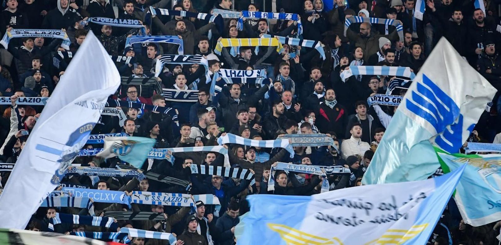 Lazio-Fans sorgen mit Mussolini-Banner für Eklat