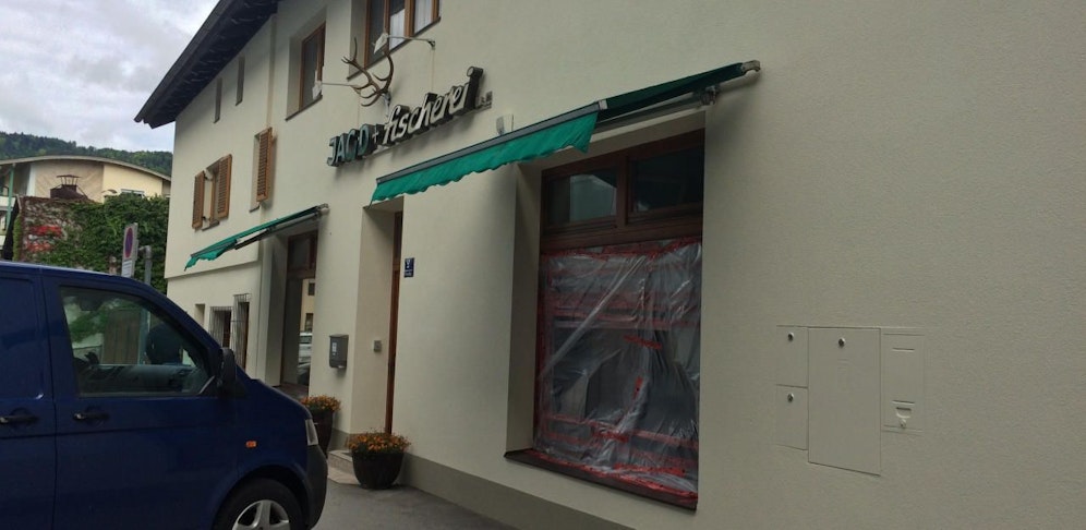 Die Räuber schlugen die Vitrine des Waffengeschäfts in Kufstein ein.