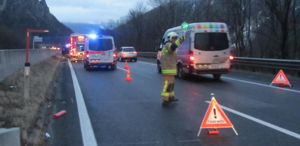 Auf der A10 übersah ein Lenker einen Unfall-Einsatz (Symbolfoto).