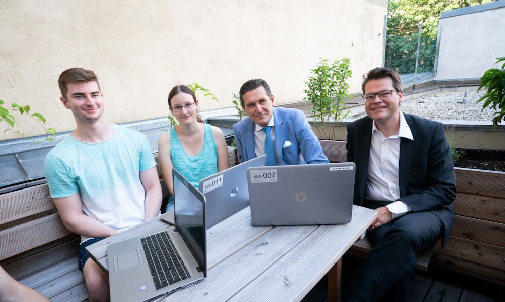 Digitalisierungstadtrat Peter Hanke und Bildungsstadtrat Jürgen Czernohorszky (3. und 4. v.li., hier mit Schüler der Berufsschule Apollogasse) gaben Startschuss für Ausbau des W-Lan in den Wiener Schulen. 
