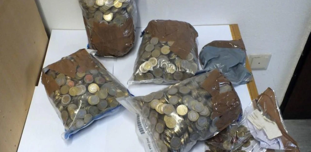 Polizeibeamte fanden zahlreiche Plastiksäcke mit Münzgeld im Spind des Mannes.