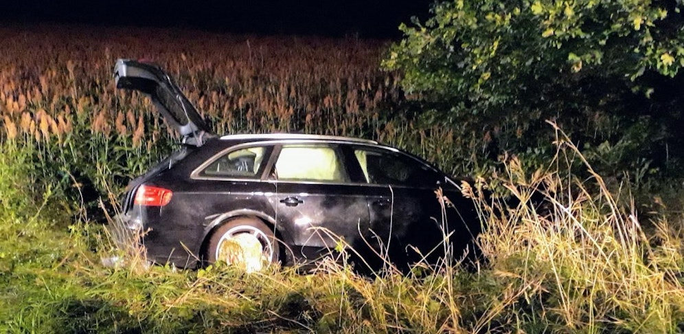 Eines der Autos wurde in den Acker geschleudert.