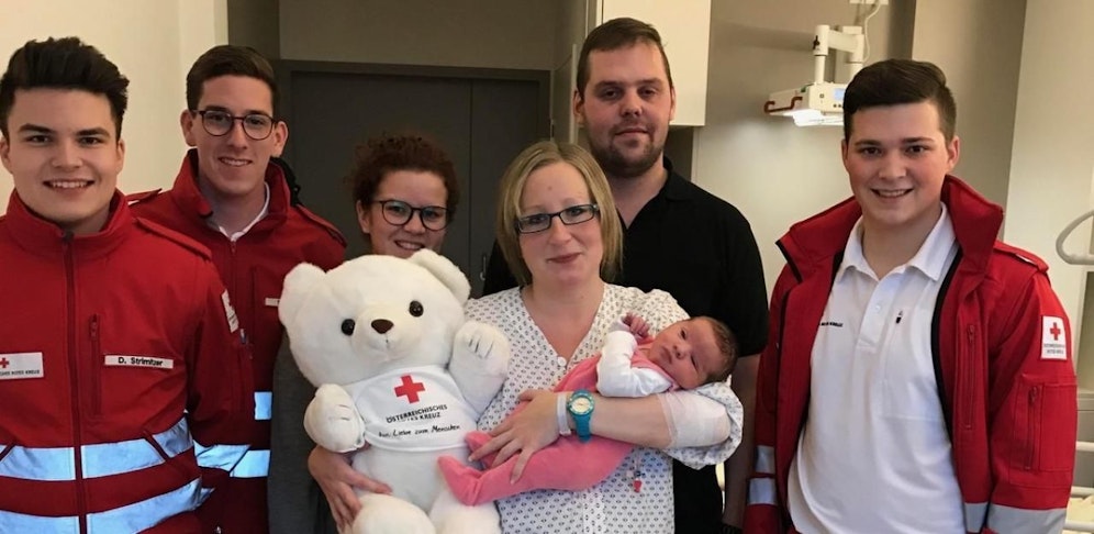 Die Sanitäter mit der Familie.