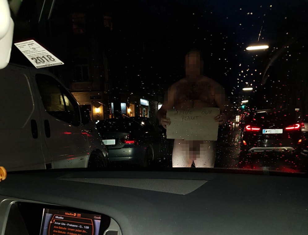 Der Mann wollte mit nackter Haut an den Umweltschutz erinnern.