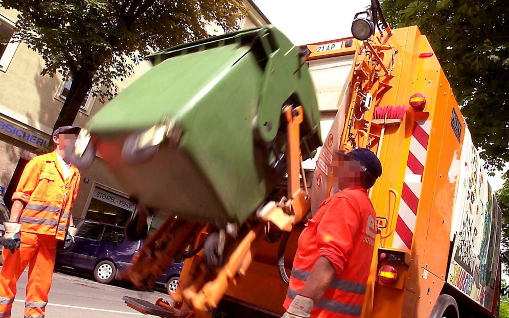 Ein Müllcontainer wird entleert. Symbolbild