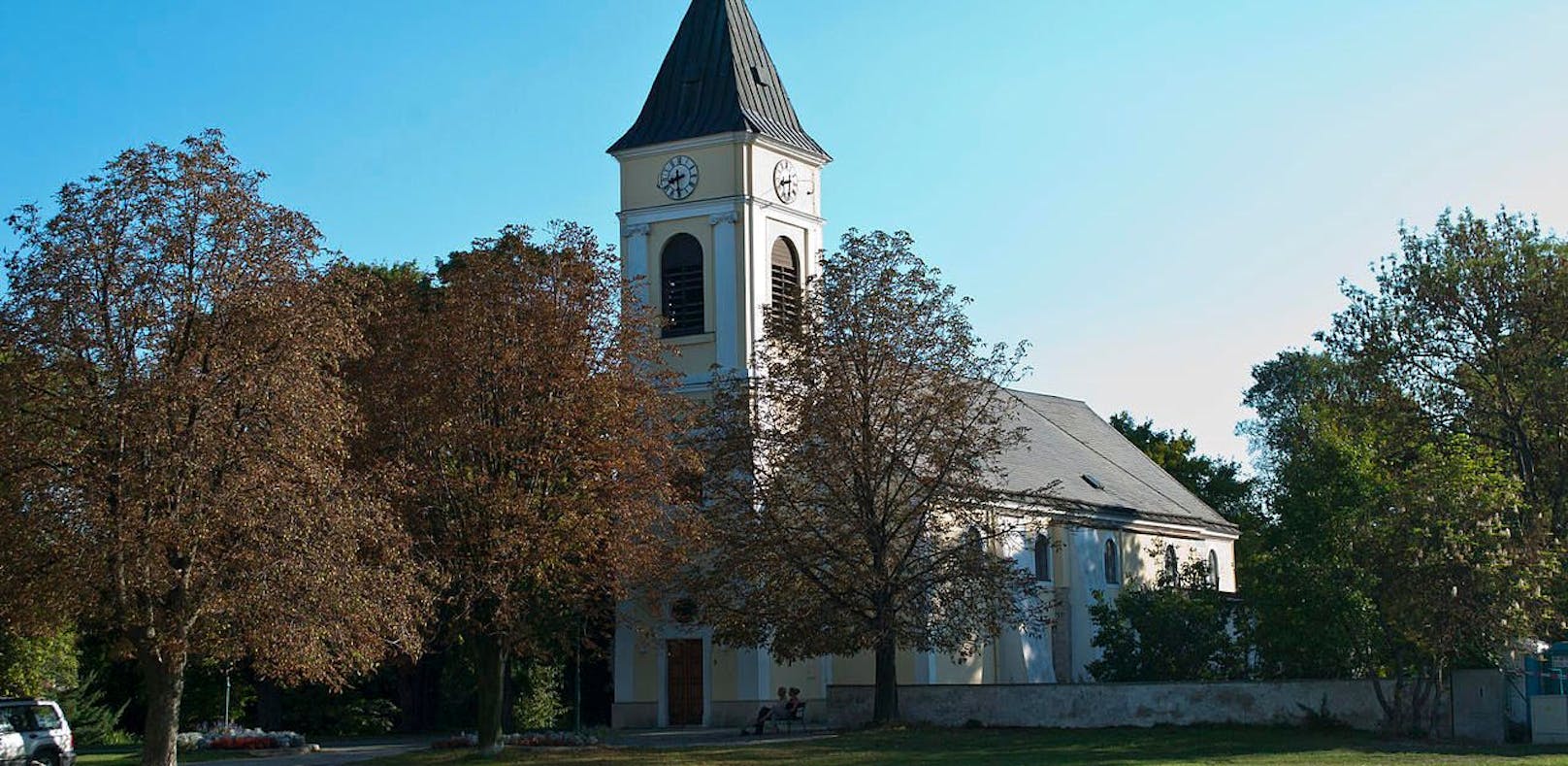 Die Pfarrkirche Achau im Bezirk Mödling: Einbrecher wüteten und stahlen zwei Monstranzen, ein Kreuz und die Kustodie.