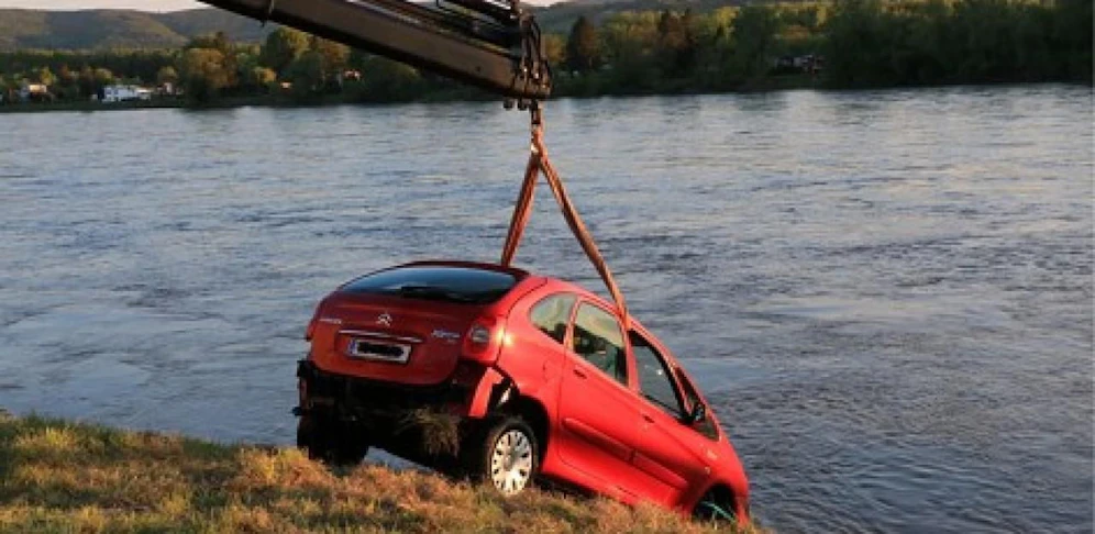 Roter Citroen wurde aus der Donau mit einem Kran geborgen.