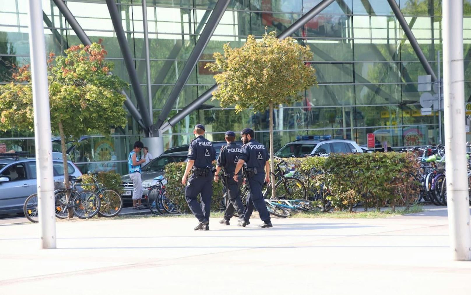 Zwei Nigerianer sollen sich am Linzer Hauptbahnhof als Polizisten ausgegeben haben.