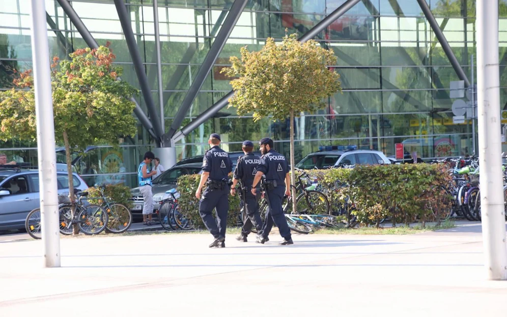 Zwei Nigerianer sollen sich am Linzer Hauptbahnhof als Polizisten ausgegeben haben.