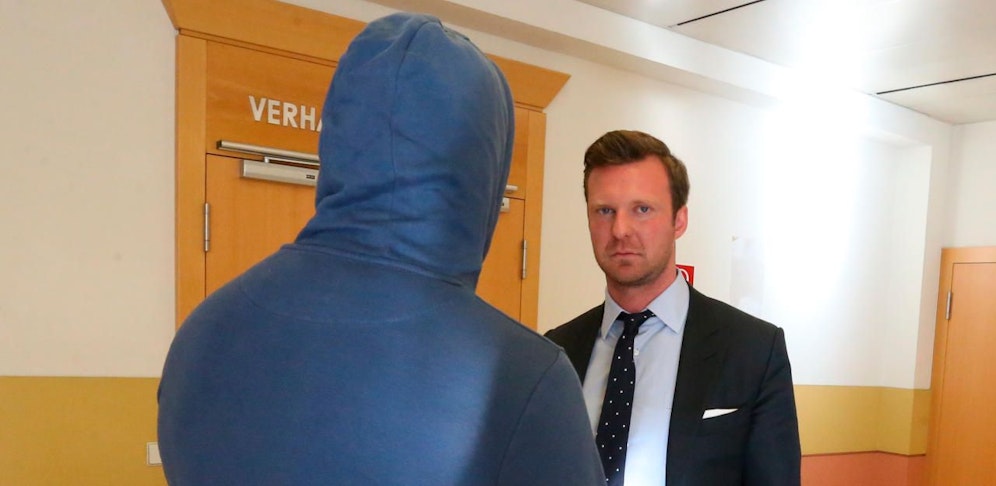 Der angeklagte 20-Jährige (l.) mit seinem Anwalt Philipp Wolm (r.).
