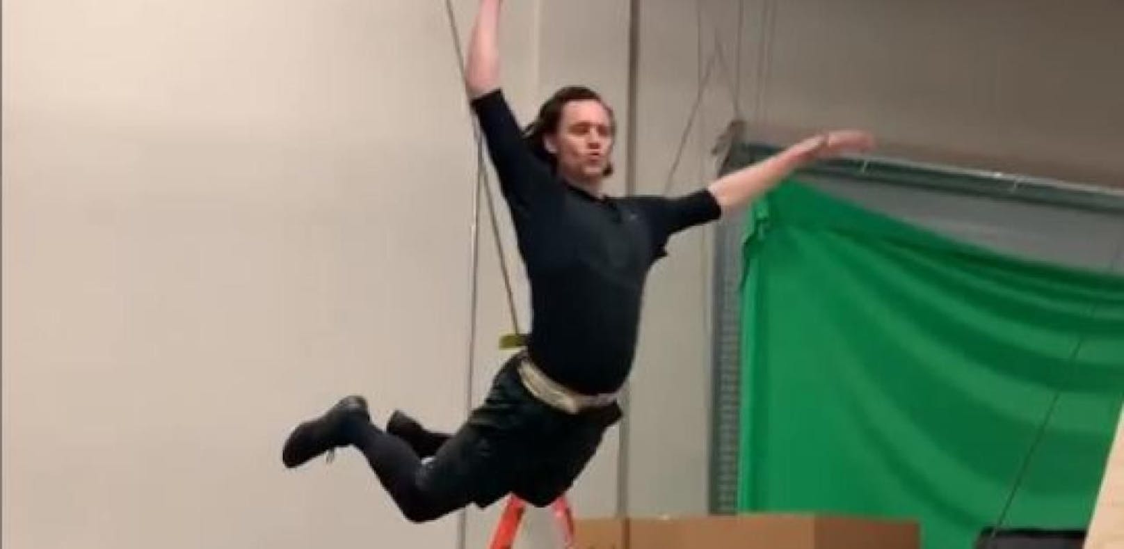 Video: Hier fällt "Loki" Tom Hiddleston voll aufs Maul
