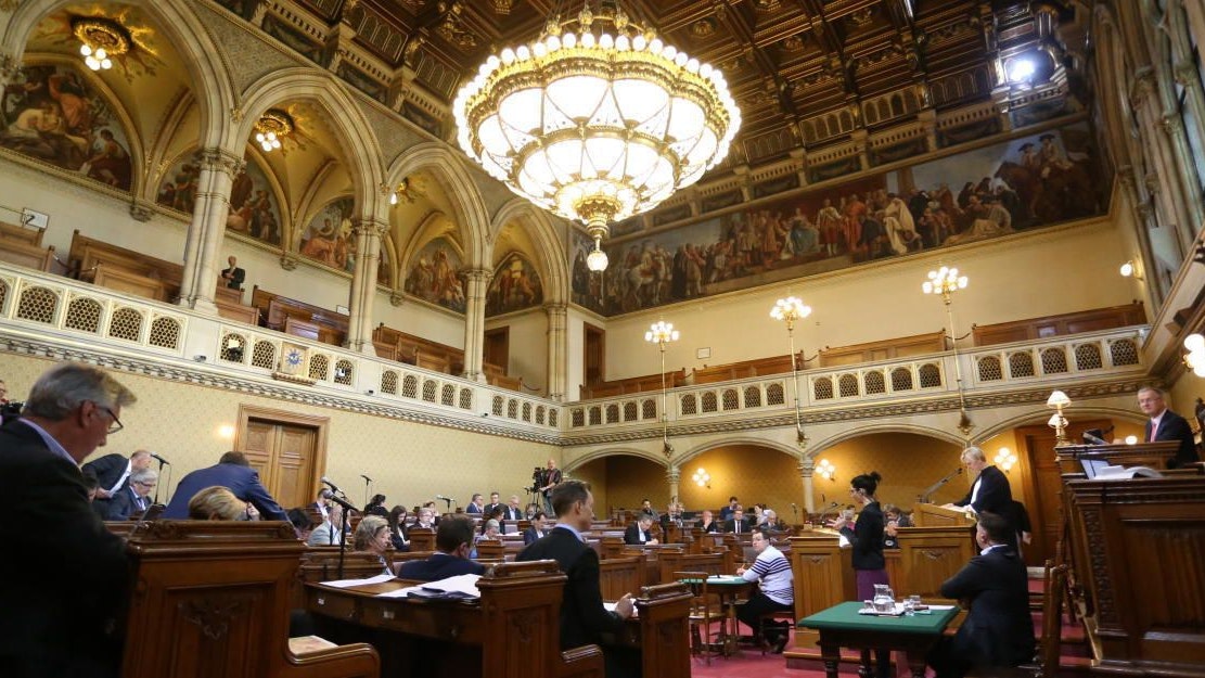 Heute.at - Sparbudget kommt: Schuldenberg aus Sand vor dem Rathaus