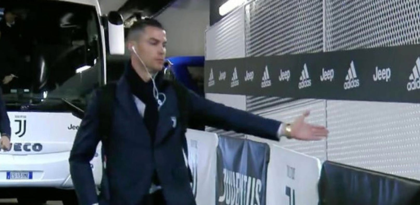 Cristiano Ronaldo klatscht mit unsichtbaren Fans ab. 