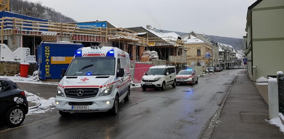 Die Frau wurde von einem Auto erfasst, die Rettung war umgehend vor Ort.