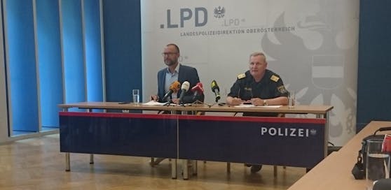 Landespolizeidirektor Andreas Pilsl und Stadtpolizeikommandant Karl Pogutter gaben bei einer Pressekonferenz die Ausforschung der beiden mutmaßlichen Vergewaltiger bekannt.