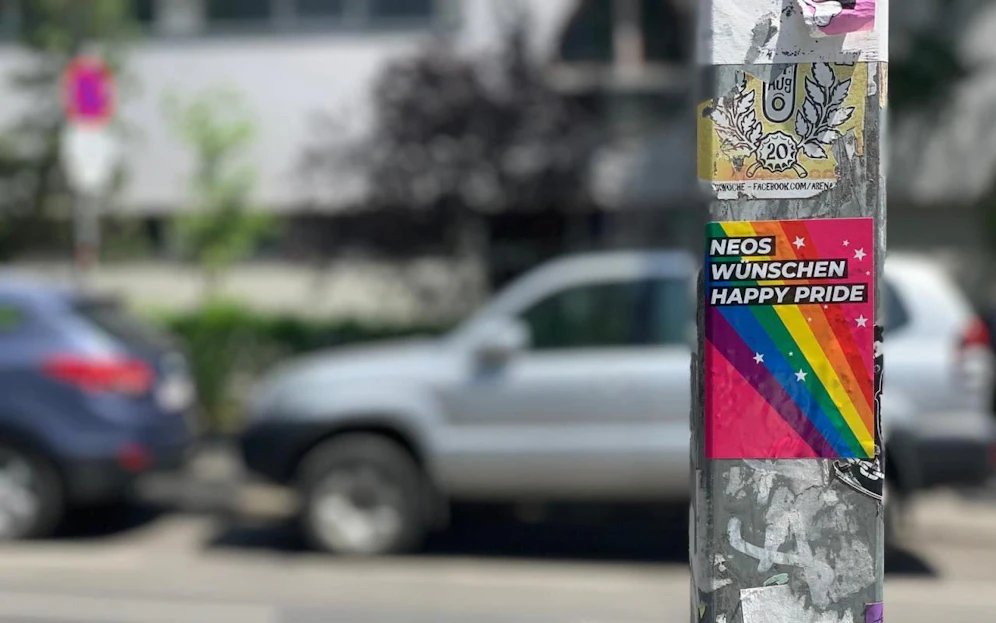 Die Regenbogen-Pickerl der Neos Mariahilf sind der Bezirks-FPÖ ein Dorn im Auge. 
