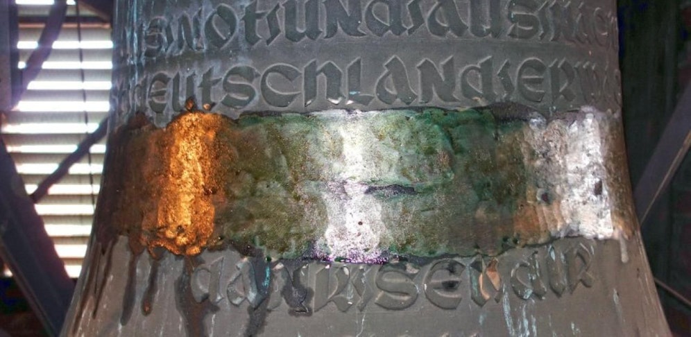 Die Kirchenglocke ohne Hakenkreuz.