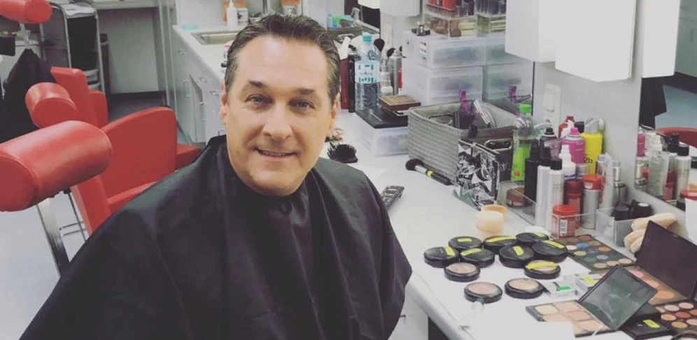 Vizekanzler Heinz-Christian Strache (FP) am Kärntner Wahlsonntag in der ORF-Maske.