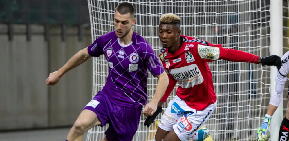 Petar Zubak (Austria Klagenfurt) gegen Kennedy Boateng (Ried)