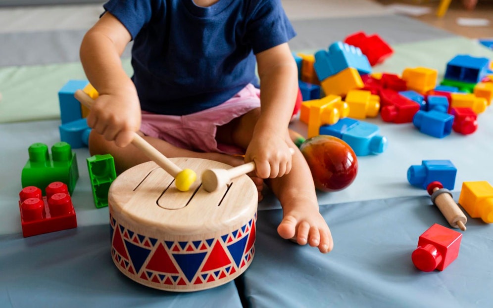 Kinder zu Hause beschäftigen? Gar nicht so einfach, aber diese Tipps könnten helfen.