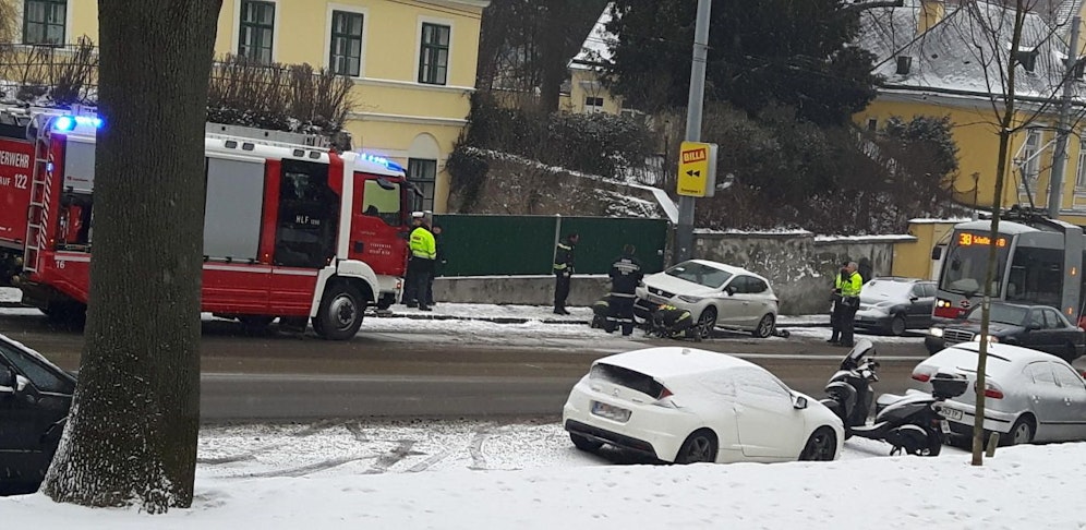 Die Feuerwehr musste den Falschparker aus dem Weg räumen.