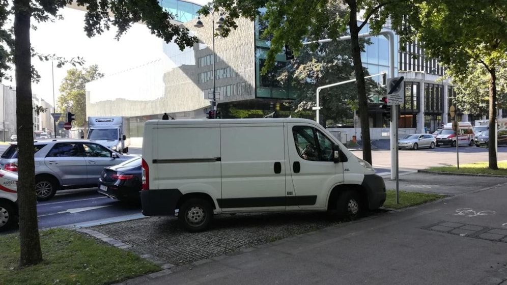 Auf der Unteren Donaulände stand der Transporter quer über zwei Parkplätze. 