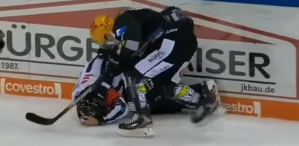 Absicht? Larkin traf den Schiedsrichter mit voller Wucht im Gesicht. 