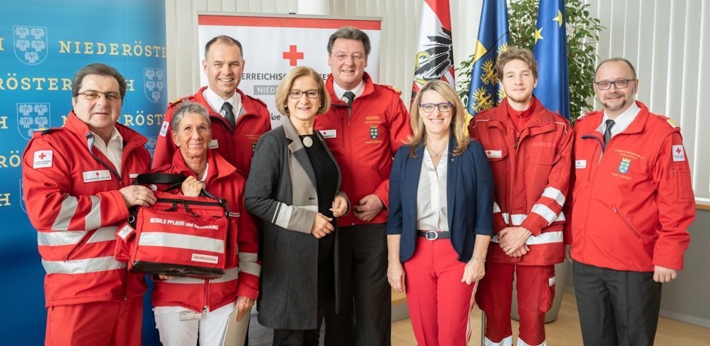 Rotkreuz-Mitarbeiter mit Landeshauptfrau Johanna Mikl-Leitner, Rotkreuz-Präsident Josef Schmoll und Landesrätin Ulrike Königsberger-Ludwig.