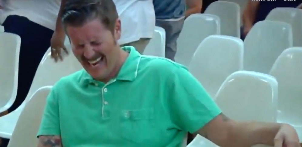 "Green Shirt Guy" Alex Kack biegt sich vor Lachen.