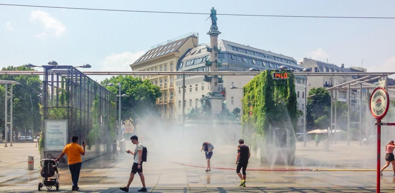 Am Wiener Praterstern verschafft ein Sprühnebel dringend nötige Abkühlung.