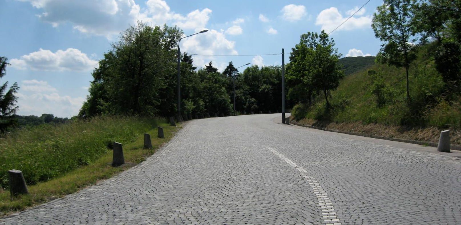 Auf der Wiener Höhenstraße kam es durch Leichtsinn zu einem schweren Unfall. (Symbolbild)