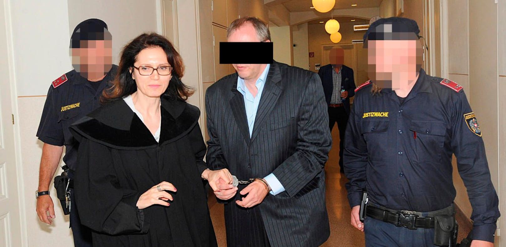 Axt-Killer Gerald B. mit Anwältin Astrid Wagner am Weg in den Schwurgerichtssaal.