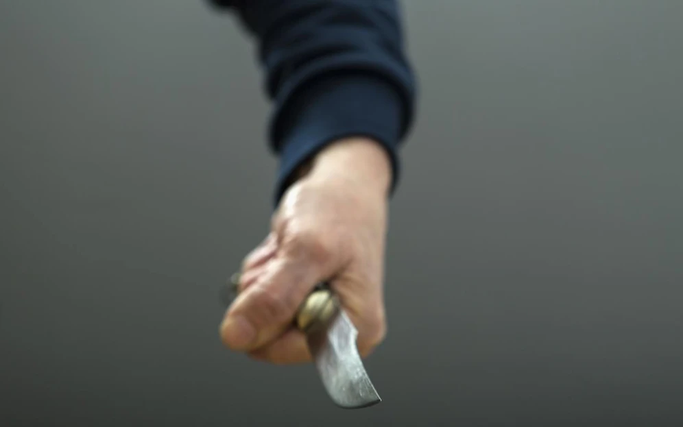 Der Mann ging mit einem Messer auf seinen Kontrahenten los.