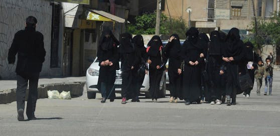 Mit Nikab vollverschleierte Schülerinnen in der einstigen Hauptstadt des Islamischen Staates, Raqqa. Aufgenommen im Jahr 2014