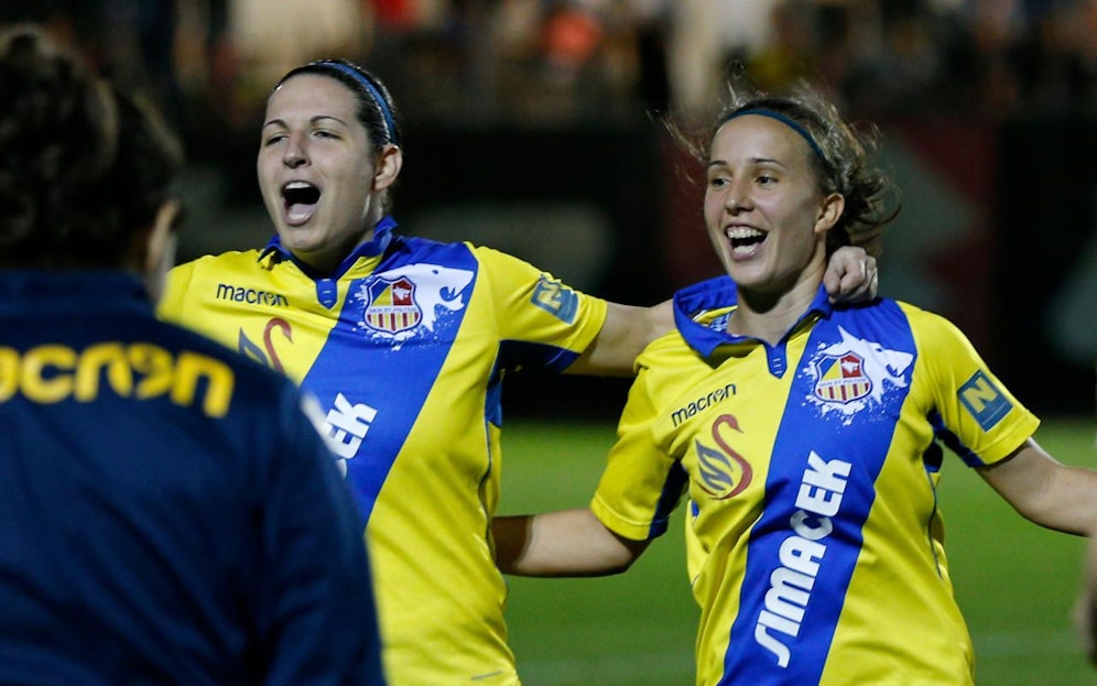 Spielertrainerin Fanni Vago jubelt mit Gina Babicky.