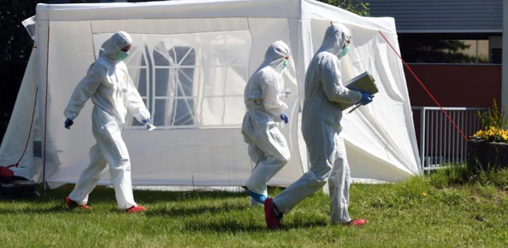 Beamte sichern im Vorgarten Spuren. Dort wurde die Leiche der Mutter entdeckt
