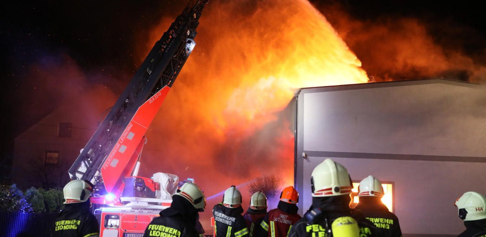Halle bei Brand vernichtet: Jetzt ermittelt die Polizei