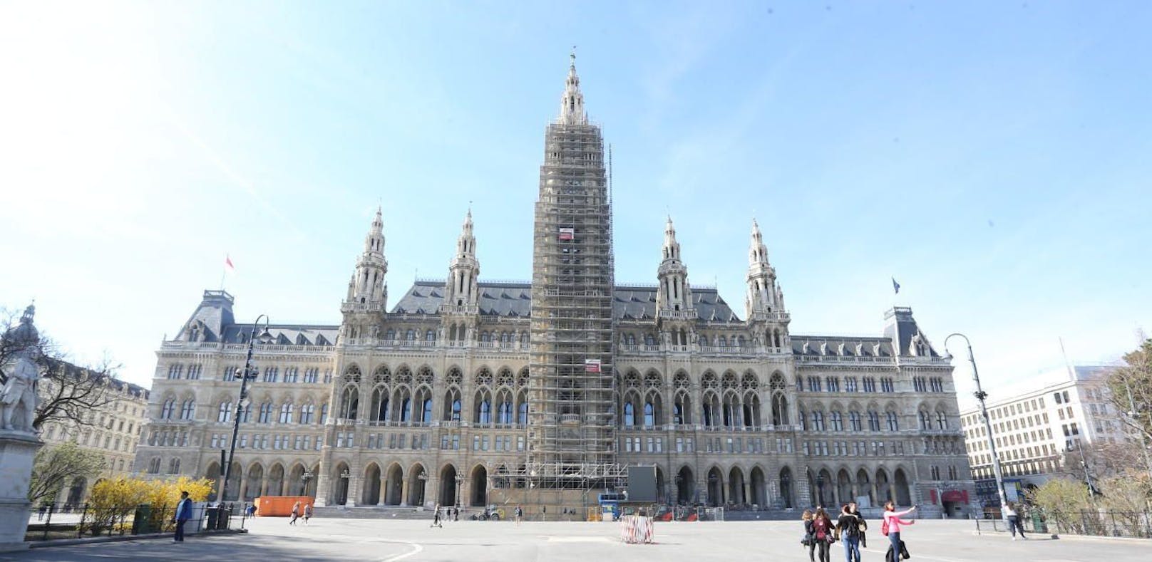 Während der Sanierung des Hauptturmes des Wiener Rathauses soll ein, auf die Schutzfolie gedrucktes Kunstwerk ein Zeichen für Wiens Weltoffenheit setzen.