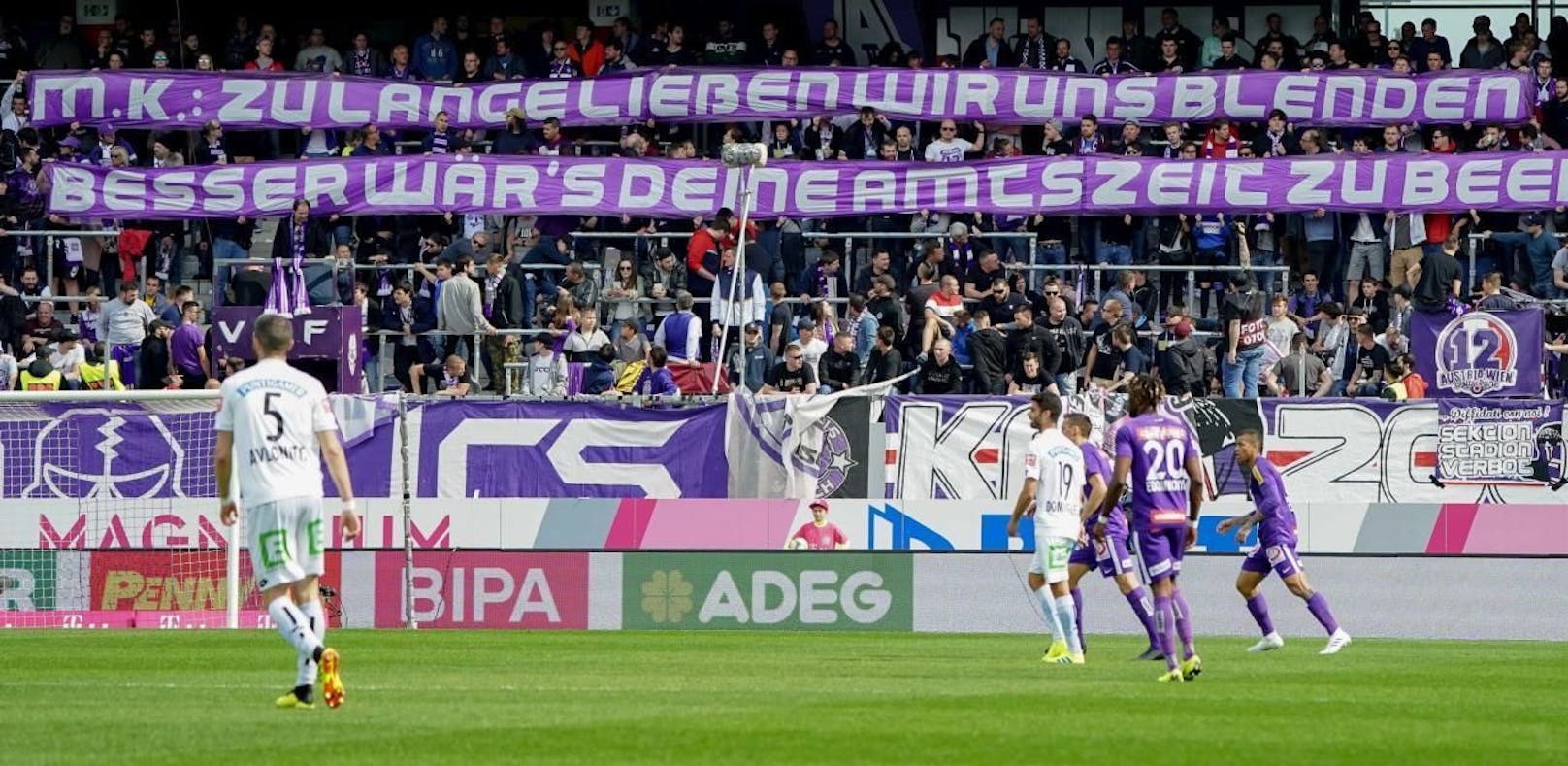 Austria-Fans protestieren mit einem Plakat gegen das Cupfinale mit Rapid im eigenen Stadion.Foto: DIENER