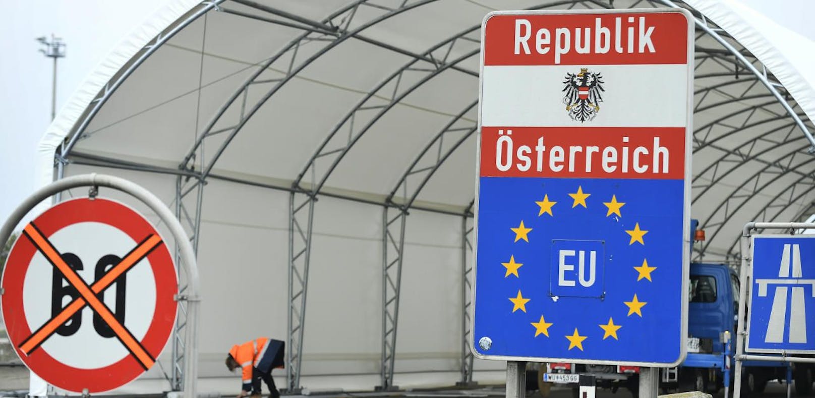 Deutschland verlängert seine Grenzkontrollen zu Österreich erneut. Hierzulande will man noch mit Nachbarländern beraten.