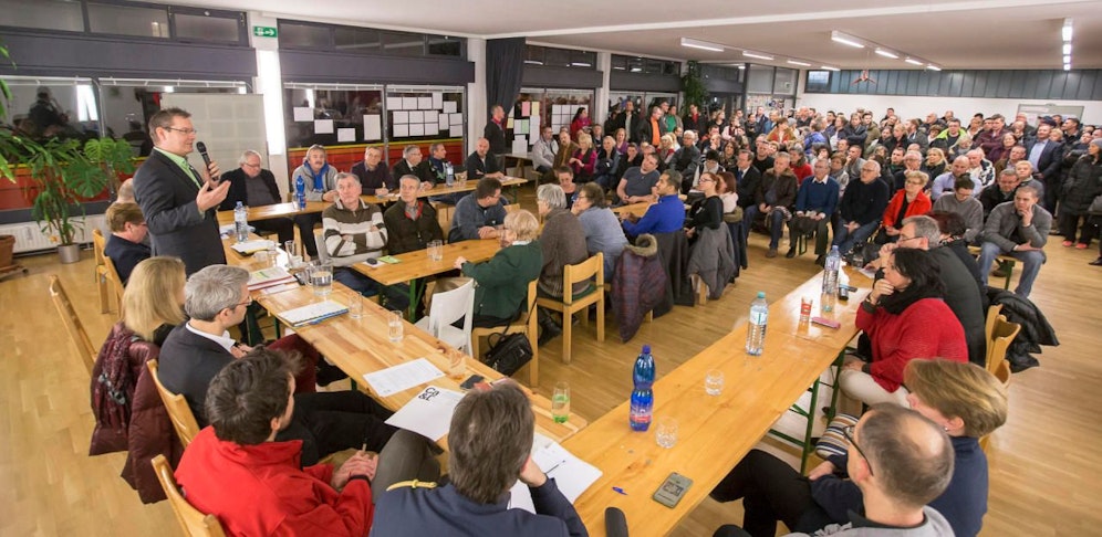 Bürgerversammlung in Floridsdorf anlässlich der Einrichtung einer Flüchtlingsunterkunft in der Siemensstraße am 21.01.2016.