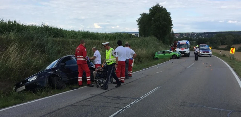 Für beiden Lenker endete der Unfall im Straßengraben.